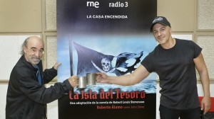 Roberto Álamo y Álex Angulo en la presentación de la ficción sonora La isla del tesoro