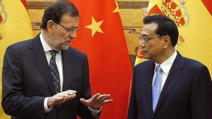 El presidente del Gobierno español, Mariano Rajoy, conversa con el primer ministro chino Li Keqiang