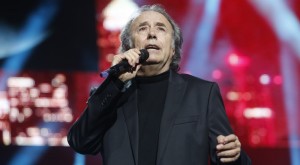 Joan Manuel Serrat actuó en la gala además de recibir un Premio Ondas