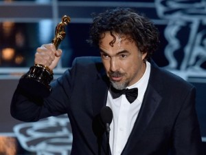 Alejandro González-Iñárritu recogiendo el Oscar
